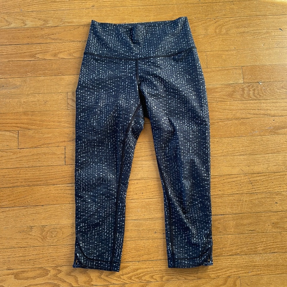 Lulu cropped leggings, black and grey pattern, good condition, size 6